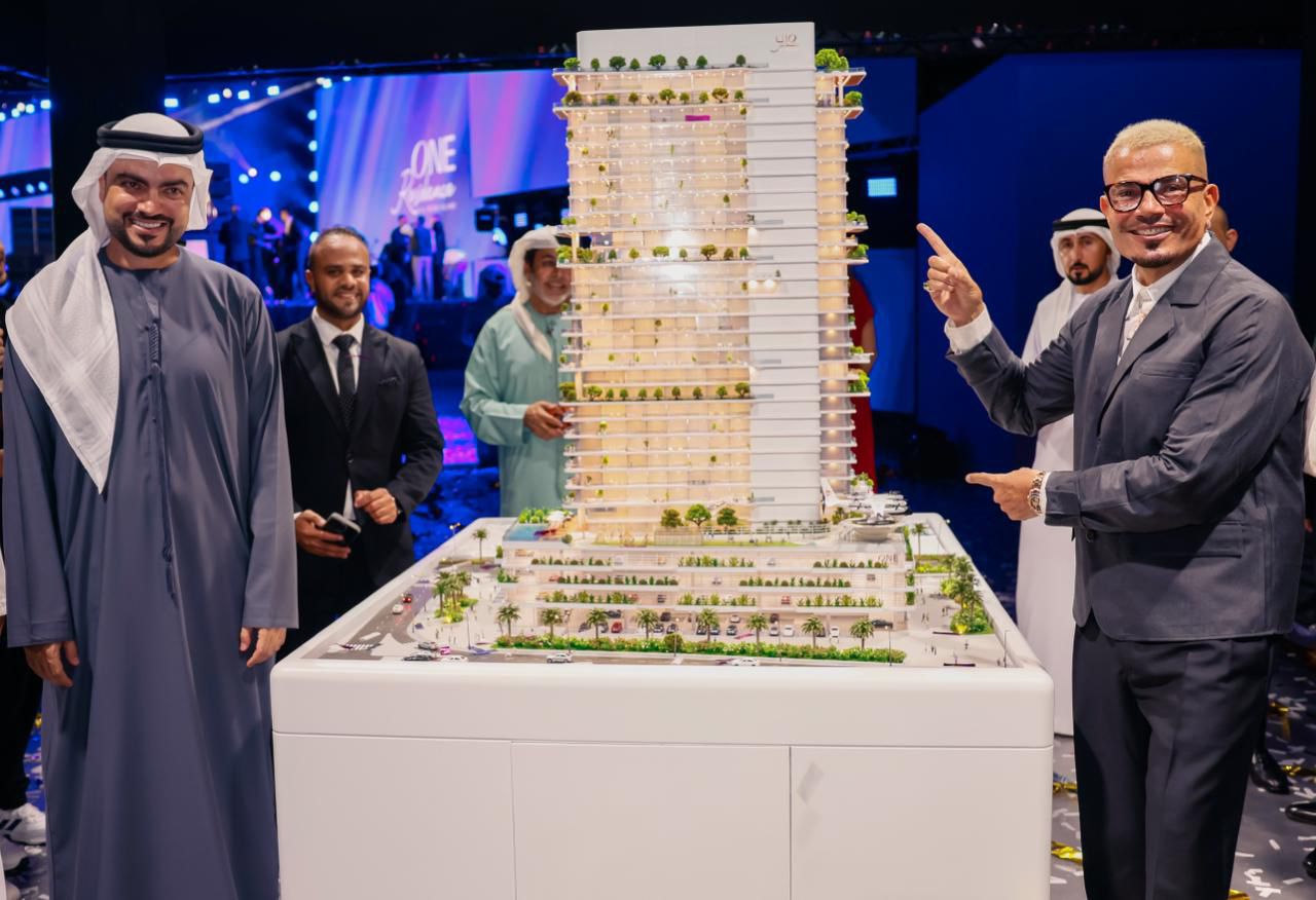 عمرو دياب يتألق في حفلة خاصة بأبو ظبي مع أغاني قمرين وليلي نهاري 6 1765362750 578 عمرو دياب يتألق في حفلة خاصة بأبو ظبي مع أغاني