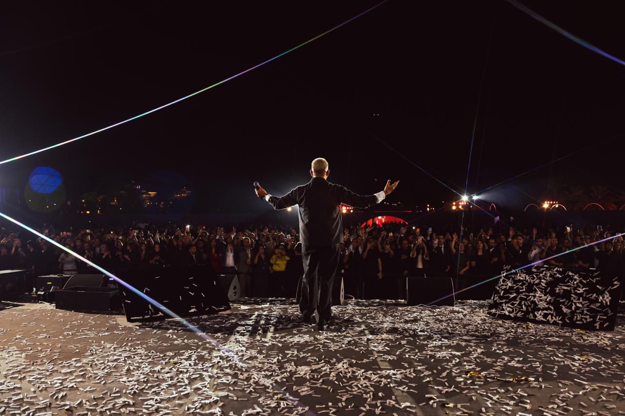 عمرو دياب يتألق في حفلة خاصة بأبو ظبي مع أغاني قمرين وليلي نهاري 9 1765362751 108 عمرو دياب يتألق في حفلة خاصة بأبو ظبي مع أغاني