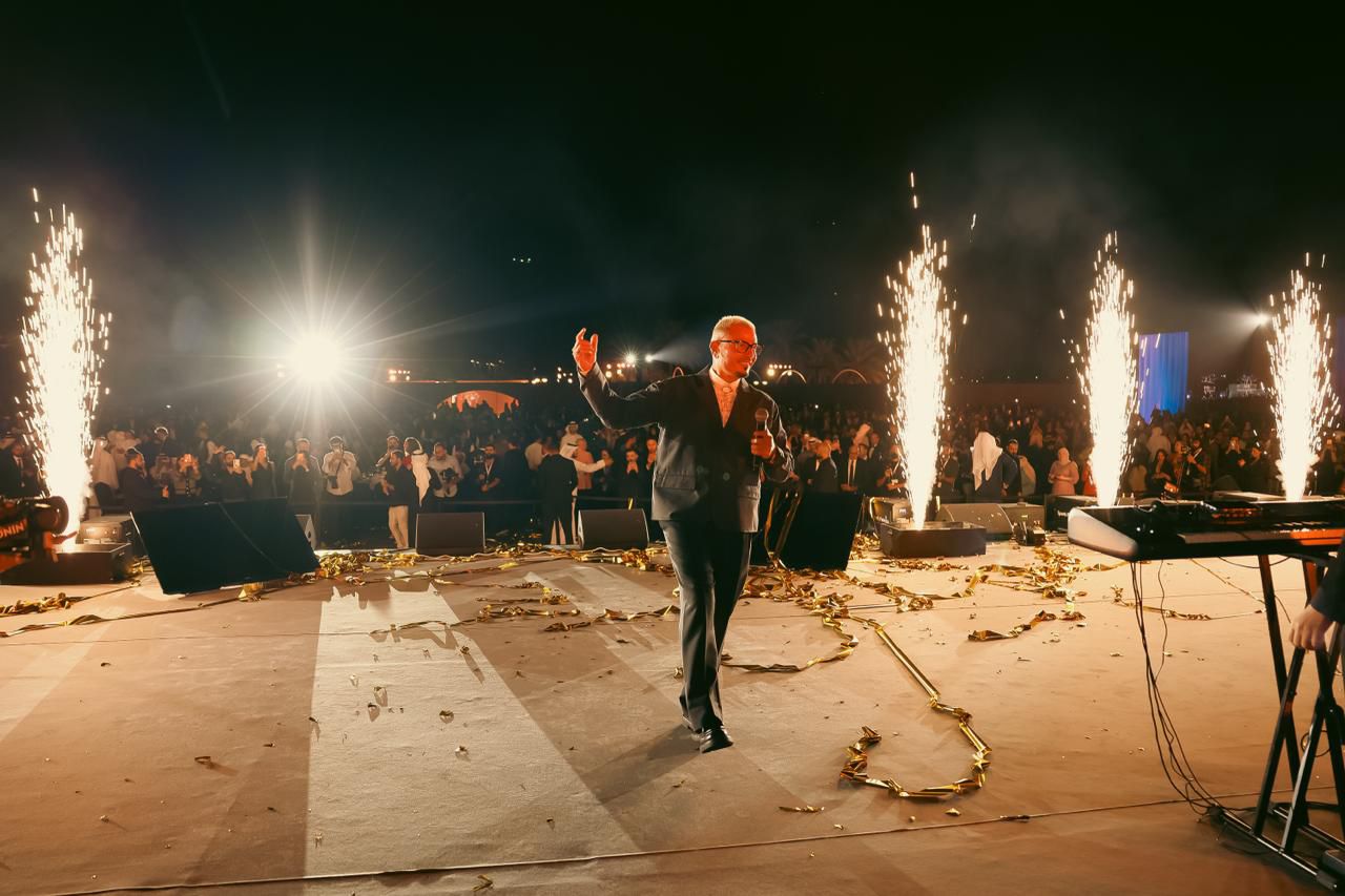 عمرو دياب يتألق في حفلة خاصة بأبو ظبي مع أغاني قمرين وليلي نهاري 10 1765362751 135 عمرو دياب يتألق في حفلة خاصة بأبو ظبي مع أغاني