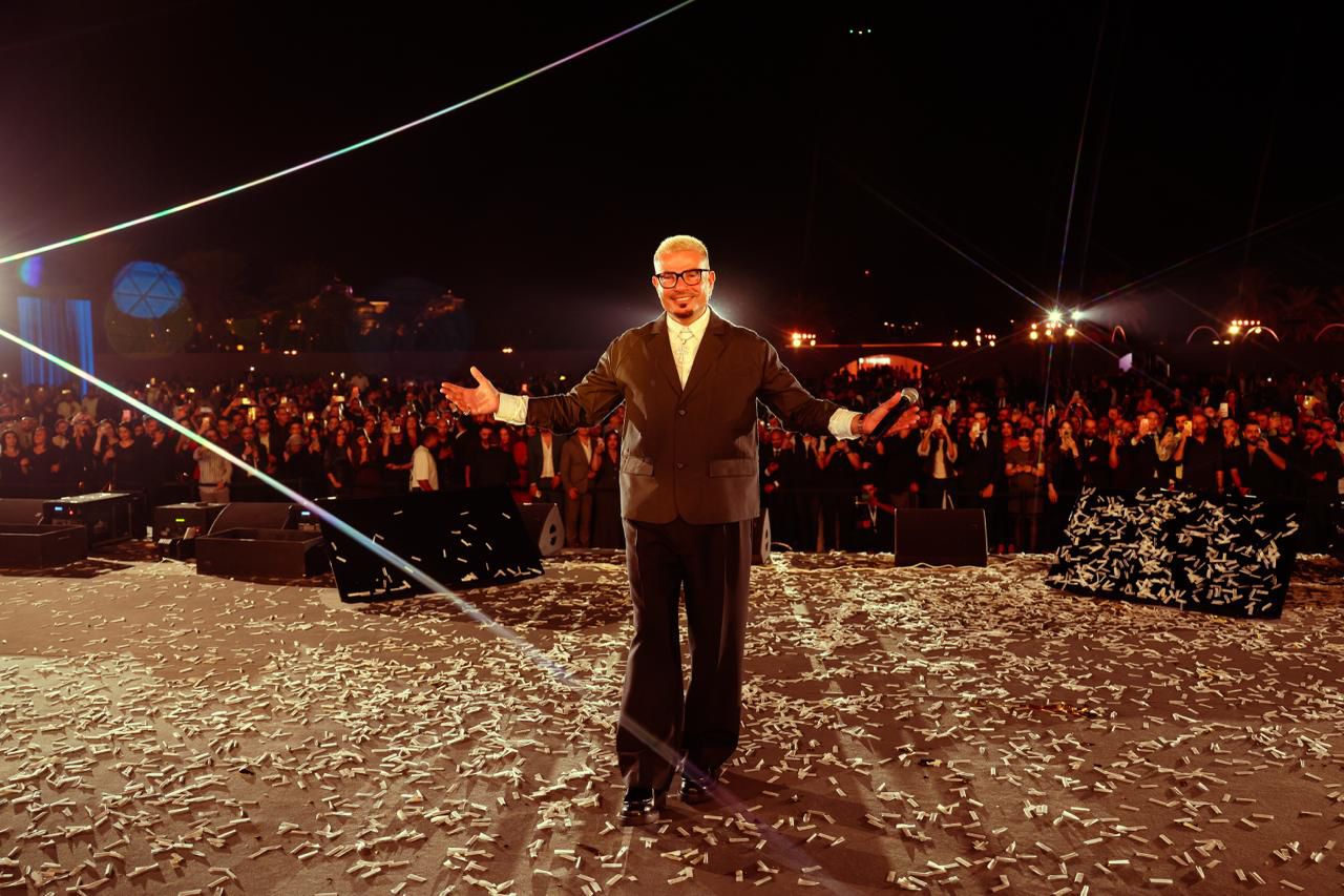 عمرو دياب يتألق في حفلة خاصة بأبو ظبي مع أغاني قمرين وليلي نهاري 16 1765362751 241 عمرو دياب يتألق في حفلة خاصة بأبو ظبي مع أغاني