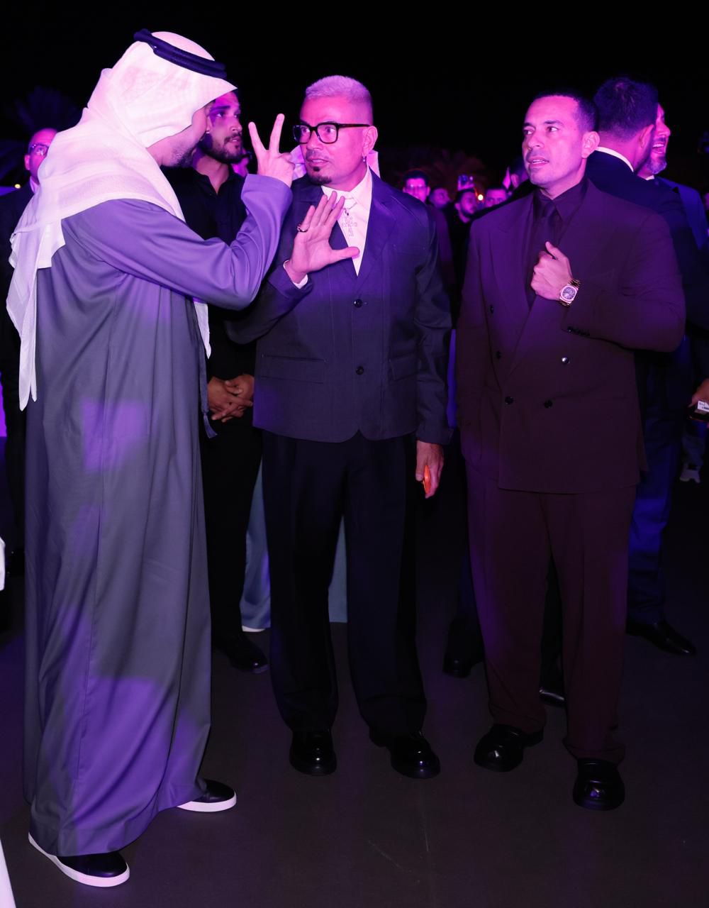 عمرو دياب يتألق في حفلة خاصة بأبو ظبي مع أغاني قمرين وليلي نهاري 8 1765362751 515 عمرو دياب يتألق في حفلة خاصة بأبو ظبي مع أغاني