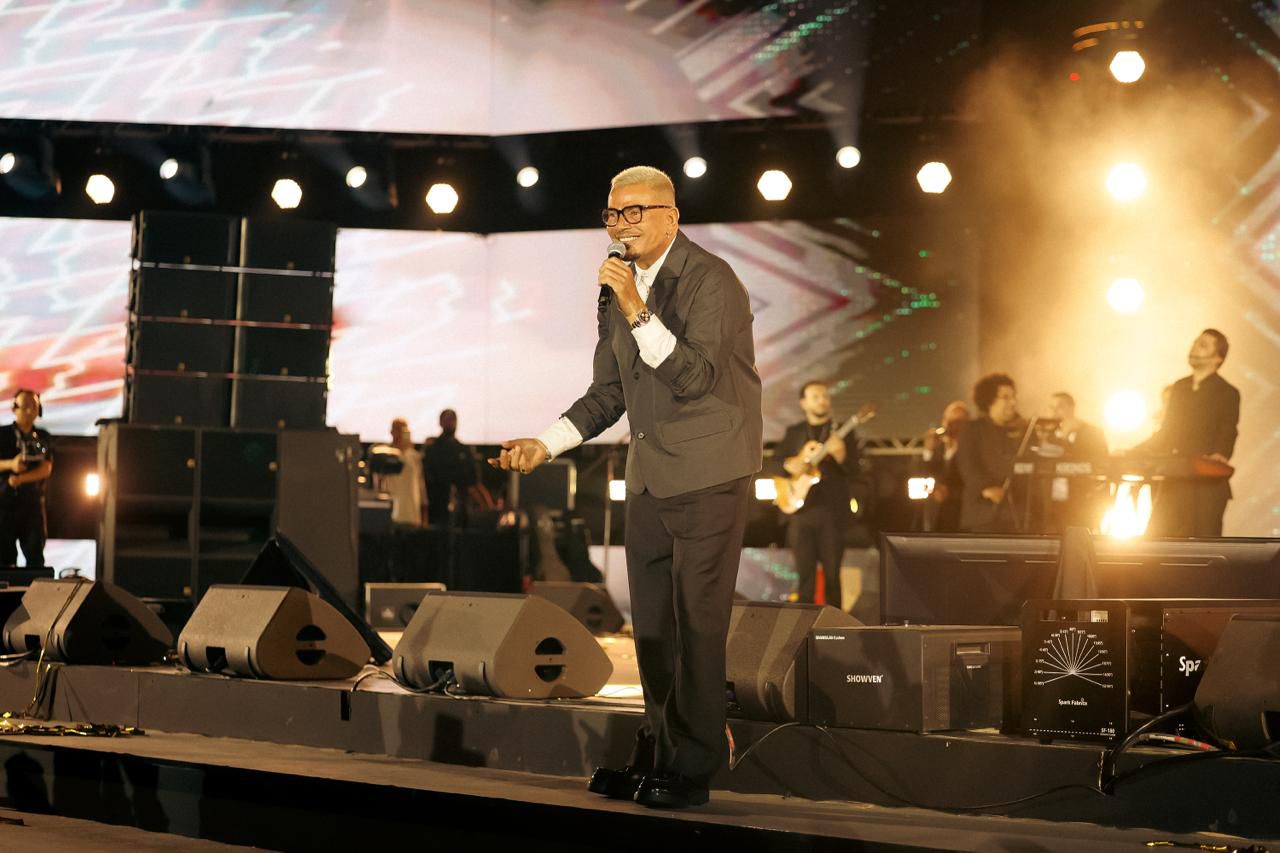 عمرو دياب يتألق في حفلة خاصة بأبو ظبي مع أغاني قمرين وليلي نهاري 14 1765362751 526 عمرو دياب يتألق في حفلة خاصة بأبو ظبي مع أغاني