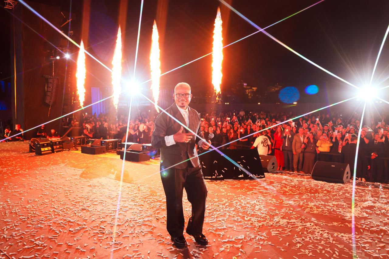 عمرو دياب يتألق في حفلة خاصة بأبو ظبي مع أغاني قمرين وليلي نهاري 11 1765362751 577 عمرو دياب يتألق في حفلة خاصة بأبو ظبي مع أغاني