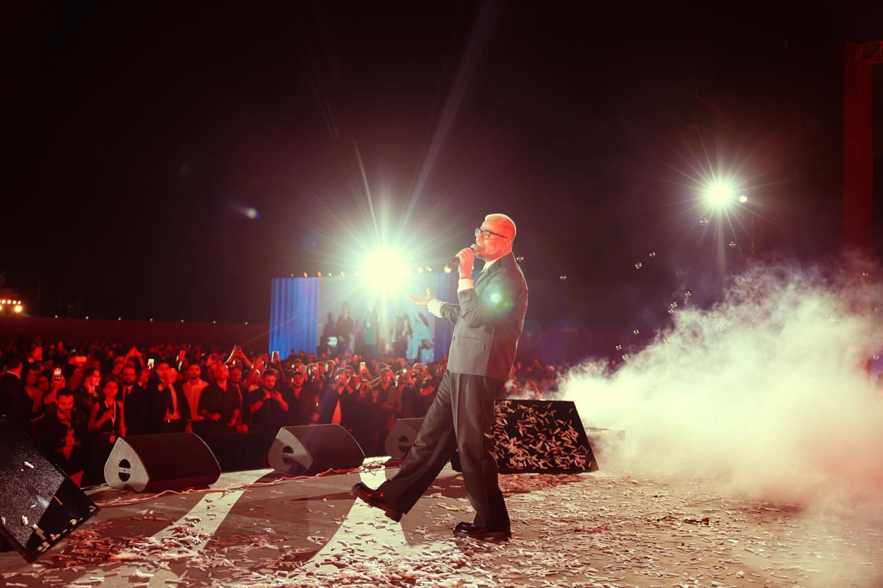 عمرو دياب يتألق في حفلة خاصة بأبو ظبي مع أغاني قمرين وليلي نهاري 12 1765362751 648 عمرو دياب يتألق في حفلة خاصة بأبو ظبي مع أغاني