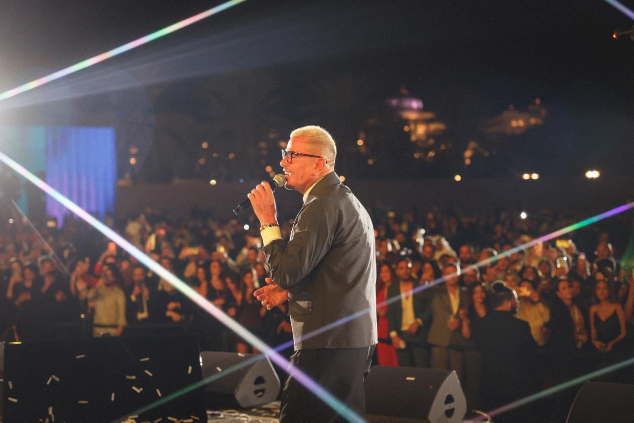 عمرو دياب يتألق في حفلة خاصة بأبو ظبي مع أغاني قمرين وليلي نهاري 15 1765362751 660 عمرو دياب يتألق في حفلة خاصة بأبو ظبي مع أغاني