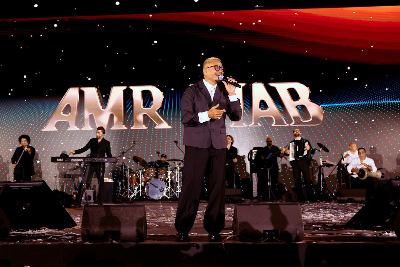 عمرو دياب يتألق في حفلة خاصة بأبو ظبي مع أغاني قمرين وليلي نهاري 7 1765362751 672 عمرو دياب يتألق في حفلة خاصة بأبو ظبي مع أغاني