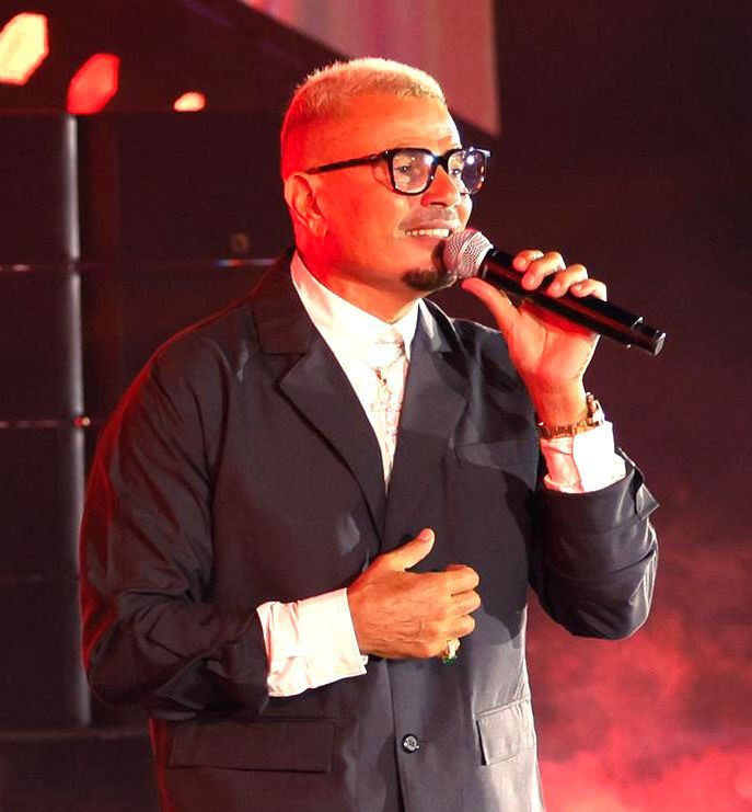 عمرو دياب يتألق في حفلة خاصة بأبو ظبي مع أغاني قمرين وليلي نهاري 17 1765362751 975 عمرو دياب يتألق في حفلة خاصة بأبو ظبي مع أغاني