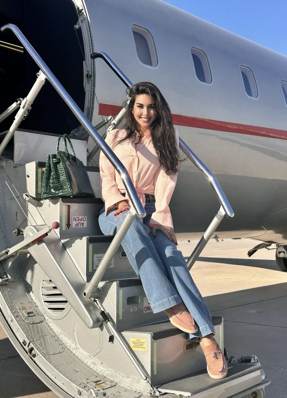 ياسمين صبري بتلفت الأنظار بإطلالة كاجوال شيك في أحدث ظهور ليها قدام طيارة خاصة 4 ياسمين صبري