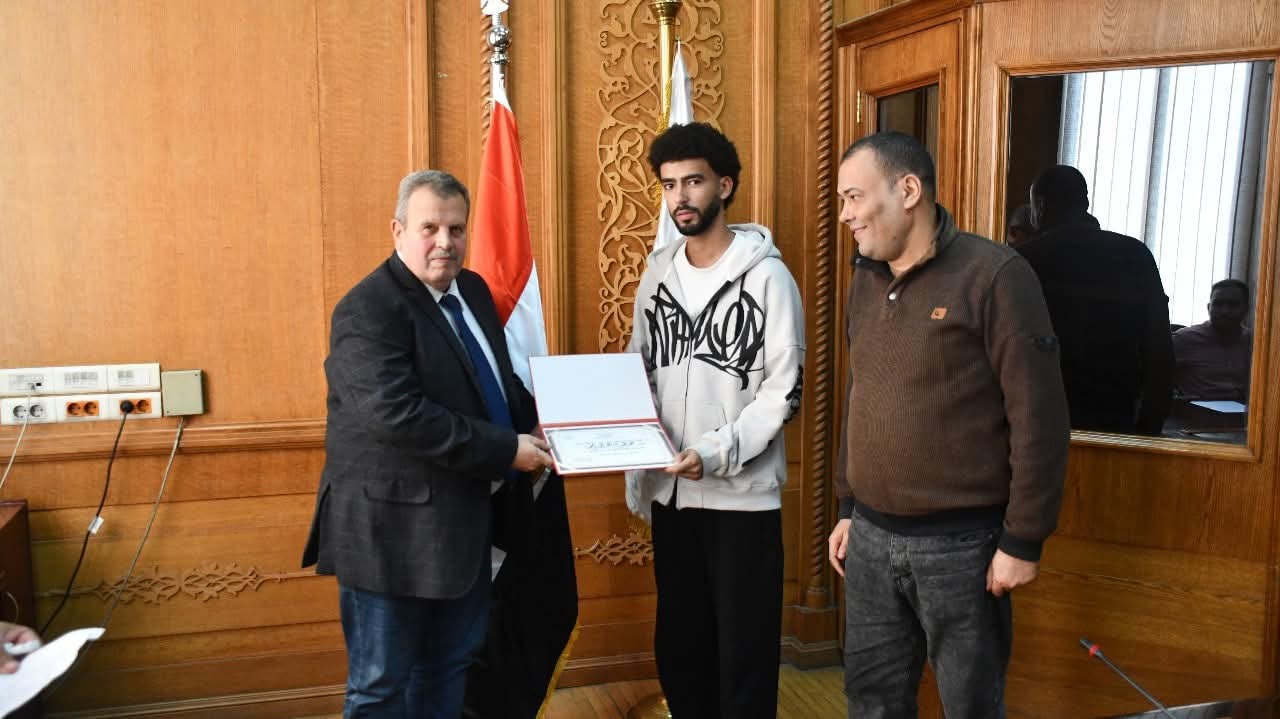 هيئة السكك الحديدية تحتفل بالطلاب المتفوقين من أولاد العاملين فيها 3 تسليم الشهادات للطلاب