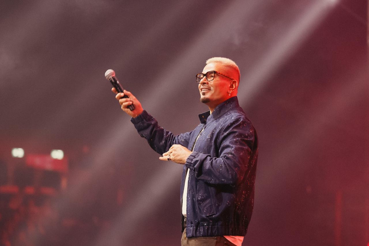 الهضبة يولع الأجواء في الخليج .. عمرو دياب يتألق في حفلة رائعة بموسم الكويت 4 1765542140 247 الهضبة يولع الأجواء في الخليج عمرو دياب يتألق في حفلة