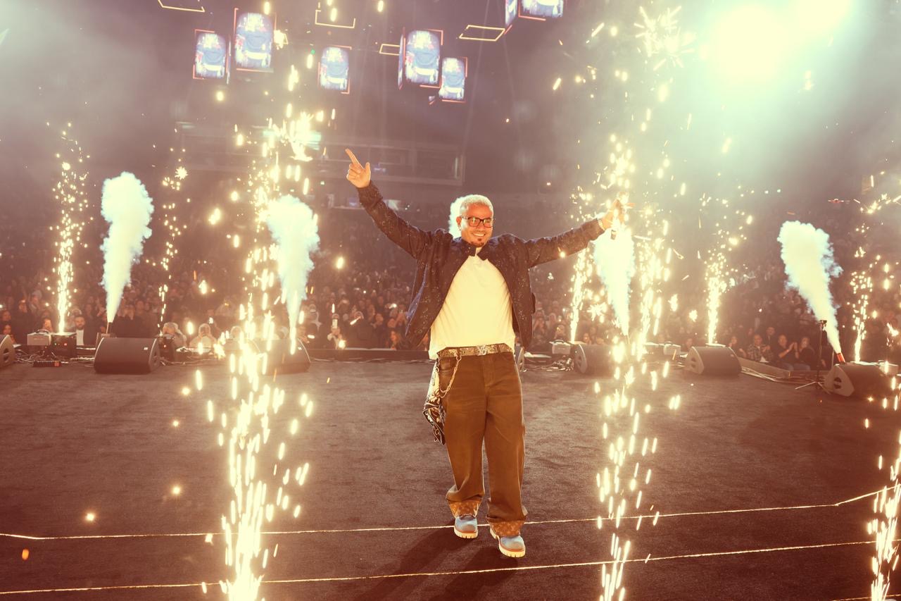 الهضبة يولع الأجواء في الخليج .. عمرو دياب يتألق في حفلة رائعة بموسم الكويت 7 1765542140 991 الهضبة يولع الأجواء في الخليج عمرو دياب يتألق في حفلة