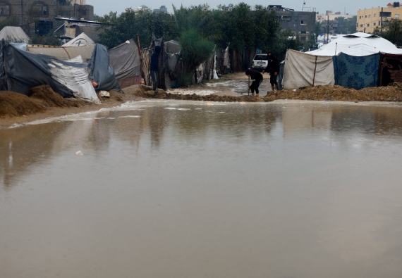 14 شهيد في 24 ساعة.. العاصفة في غزة بتحول مخيمات النازحين لمقابر مفتوحة 3 1765549997 837 14 شهيد في 24 ساعة العاصفة في غزة بتحول مخيمات