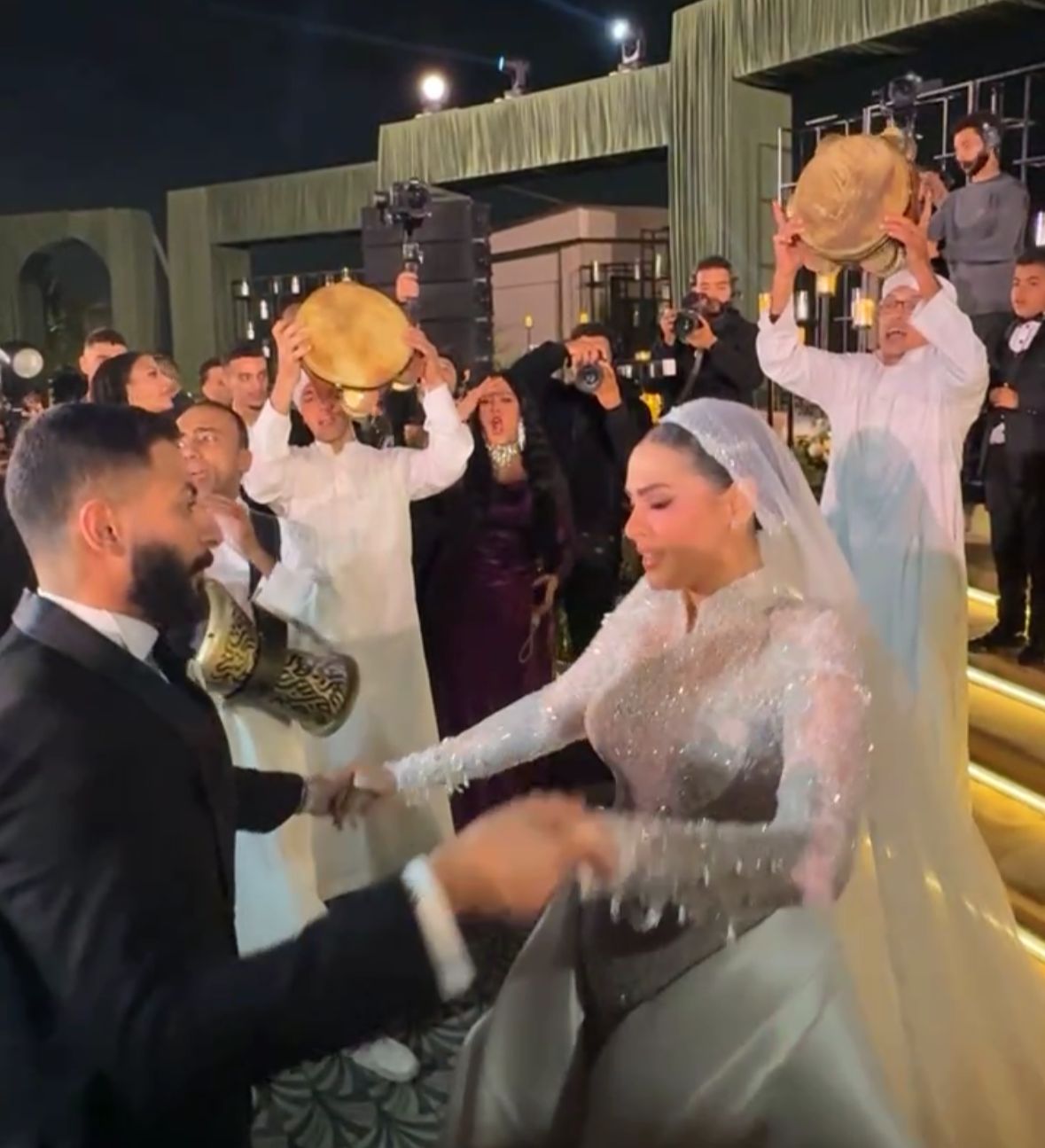 محمد هنيدي يحتفل بزفاف ابنته برقصات وأحضان مليانة حب 3 1765566439 480 محمد هنيدي يحتفل بزفاف ابنته برقصات وأحضان مليانة حب