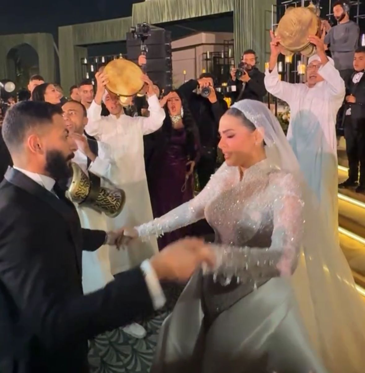 محمد هنيدي يحتفل بزفاف ابنته برقصات وأحضان مليانة حب 4 1765566439 676 محمد هنيدي يحتفل بزفاف ابنته برقصات وأحضان مليانة حب