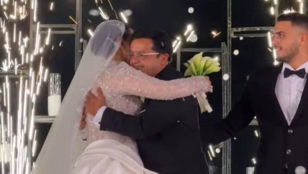 شوفوا نجوم الفن مع محمد هنيدي في فرح ابنته 5 لحظات مميزة من الزفاف