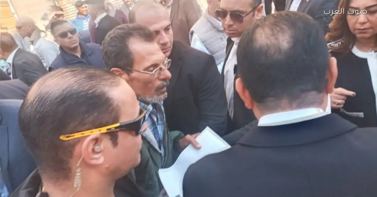 مدبولي يزور مكتبة مصر في شبين القناطر ويستجيب لمواطن