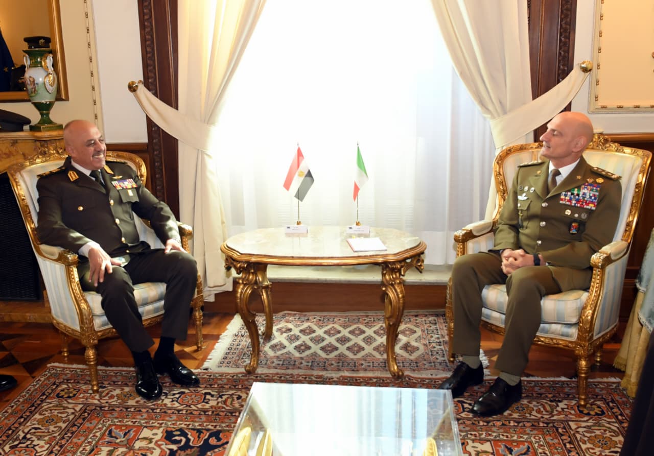 رئيس الأركان يرجع مصر بعد زيارة رسمية لإيطاليا ناقش فيها التعاون العسكري 6 مراسم الاستقبال الرسمية للفريق أحمد خليفة