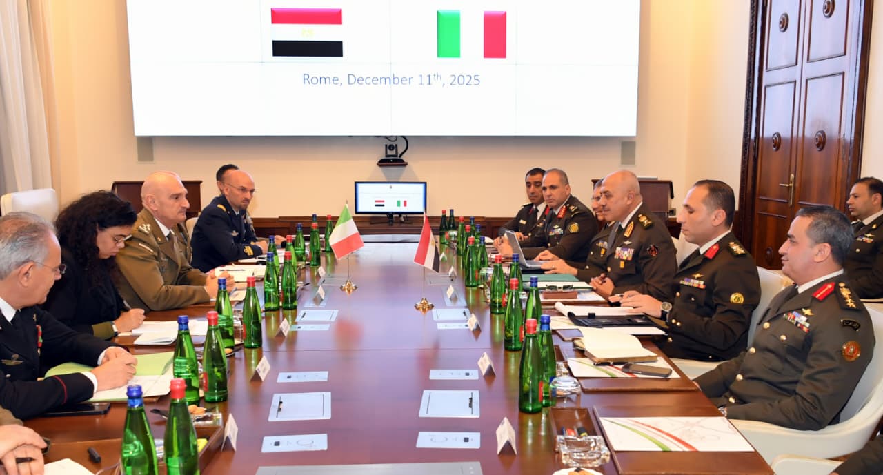 رئيس الأركان يرجع مصر بعد زيارة رسمية لإيطاليا ناقش فيها التعاون العسكري 4 إكليل الزهور على النصب التذكاري للجندي المجهول