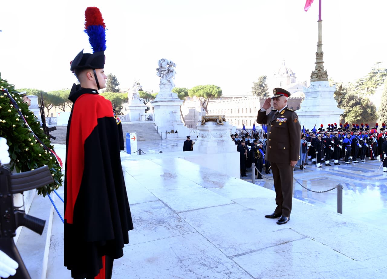رئيس الأركان يرجع مصر بعد زيارة رسمية لإيطاليا ناقش فيها التعاون العسكري 9 الاجتماع بين الفريق أحمد خليفة والفريق أول لوتشيانو بورتولانو