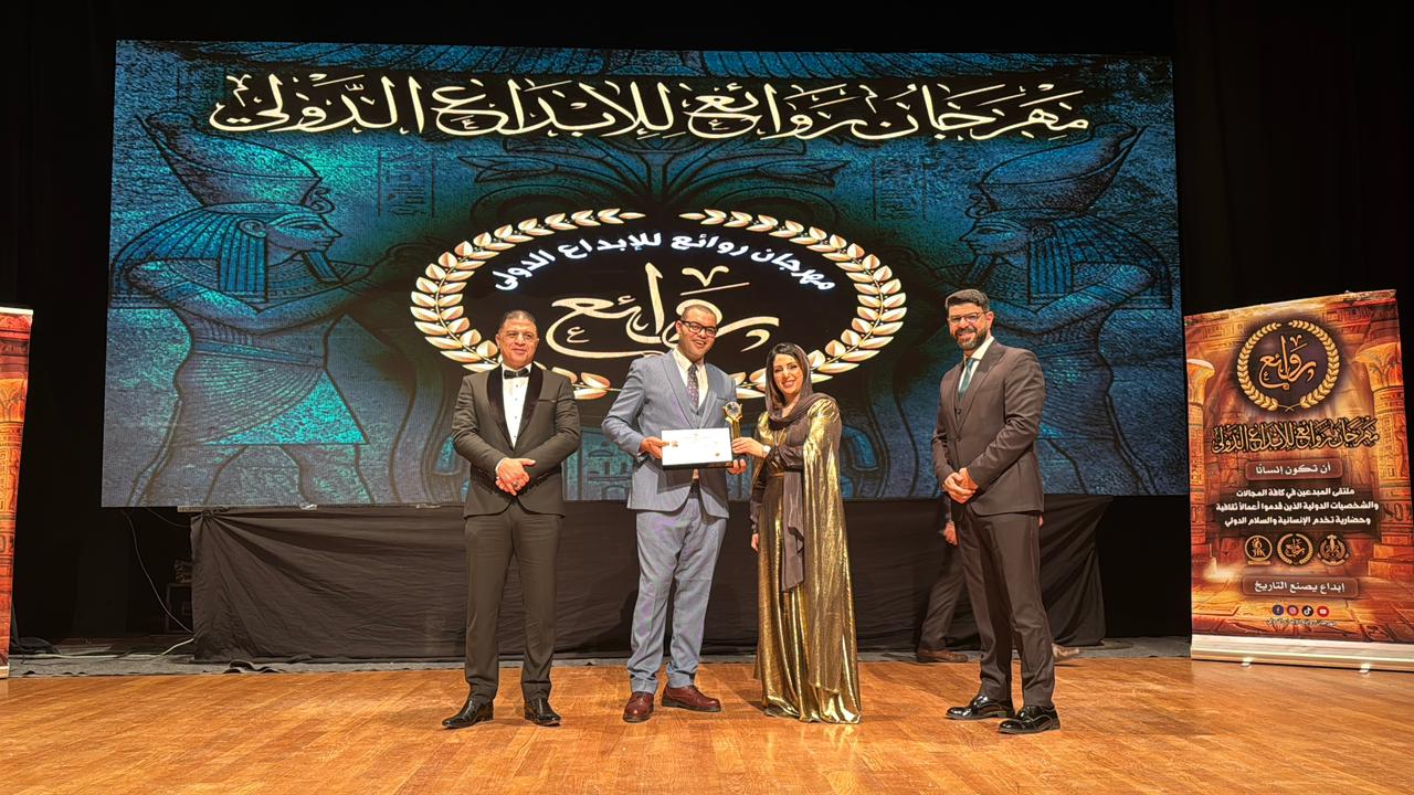 مهرجان روائع للإبداع الدولي يكرم علي أبو دشيش كأفضل شخصية عالمية في نشر الوعي الأثري 6 تسليم الدرع