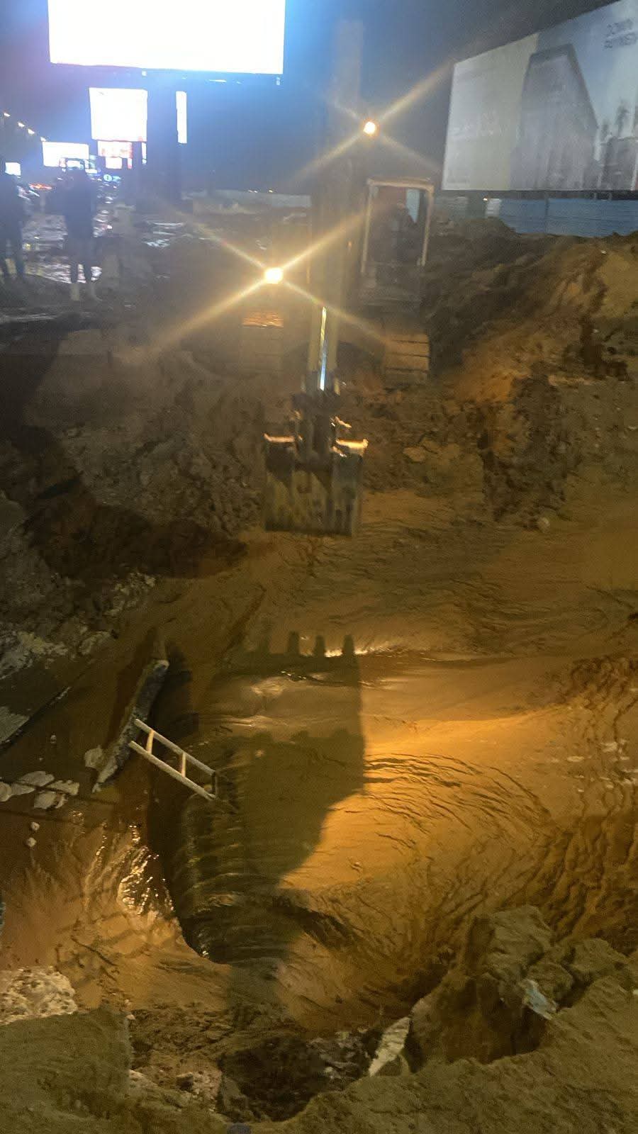 انقطاع خدمات المياه في عدة مناطق بحدائق أكتوبر بسبب كسر مفاجئ في الخط الرئيسي 3 صورة 2
