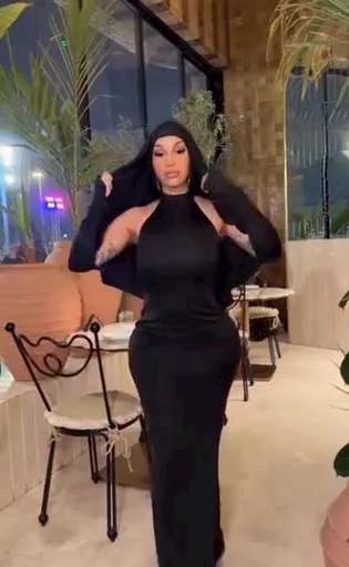 كاردي بي بالحجاب في السعودية وتشارك جمهورها تحضيرات حفل الرياض 4 1765681213 397 كاردي بي بالحجاب في السعودية وتشارك جمهورها تحضيرات حفل الرياض