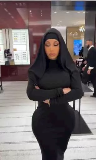 كاردي بي بالحجاب في السعودية وتشارك جمهورها تحضيرات حفل الرياض 3 1765681213 963 كاردي بي بالحجاب في السعودية وتشارك جمهورها تحضيرات حفل الرياض