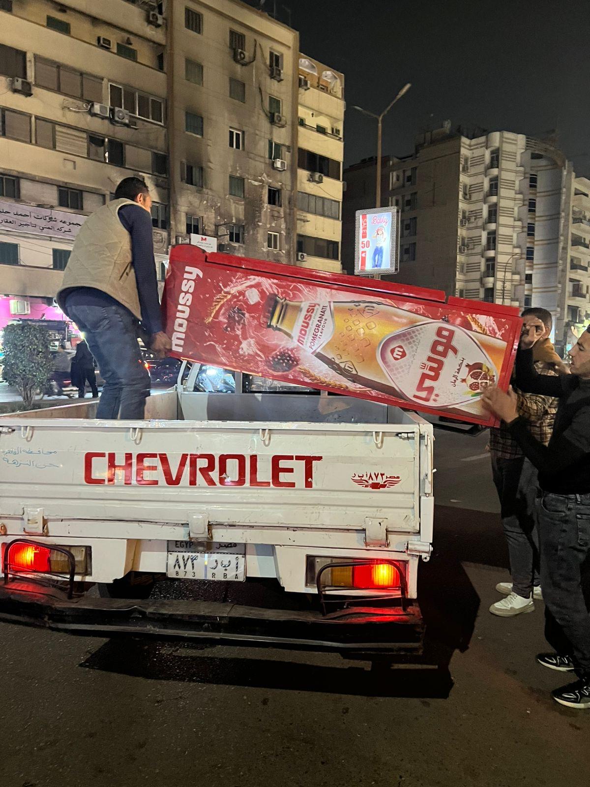 حملات لإزالة التعديات على الأرصفة من المحلات والكافيهات والمطاعم في شوارع مصر الجديدة والنزهة 4 1765704317 996 حملات لإزالة التعديات على الأرصفة من المحلات والكافيهات والمطاعم في