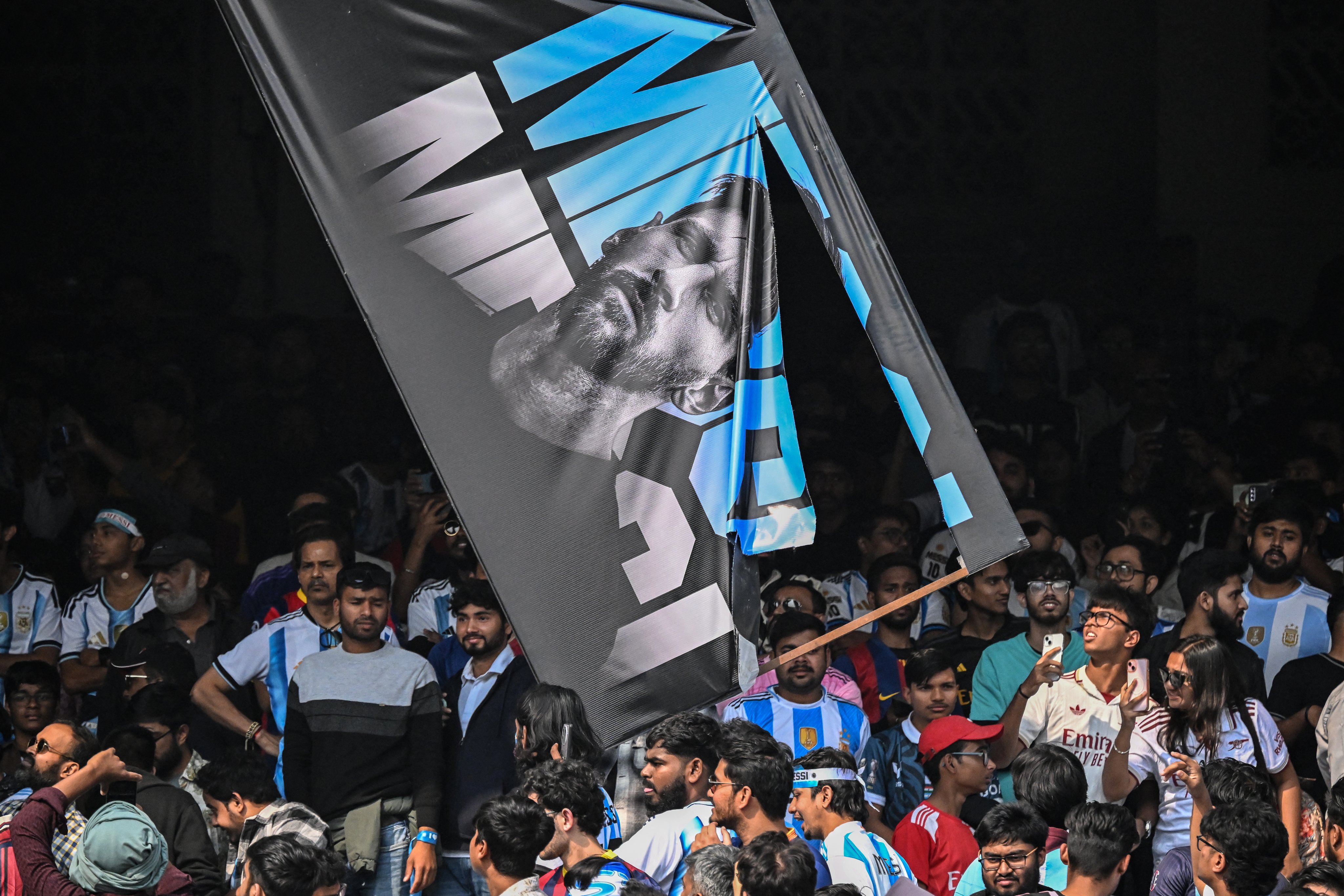 فوضى وخربشة في كولكتا خلال افتتاح تمثال ميسي 7 استقبال ميسي في الهند