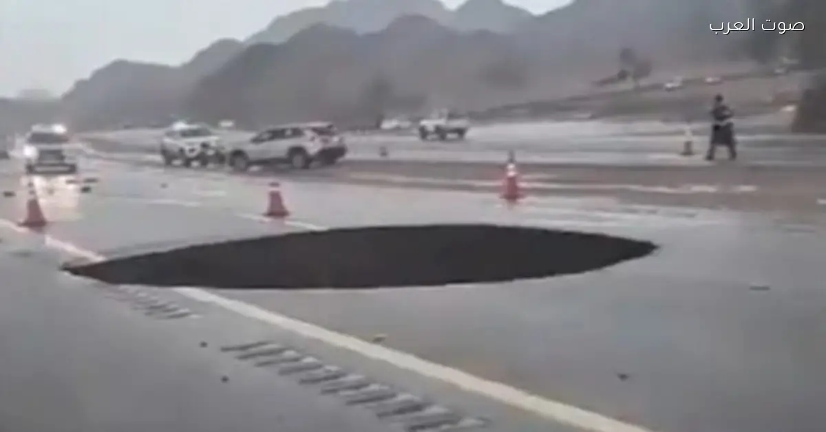 أمطار غزيرة تسبب انهيار أرضي في تبوك وغلق الطريق احتياطيًا