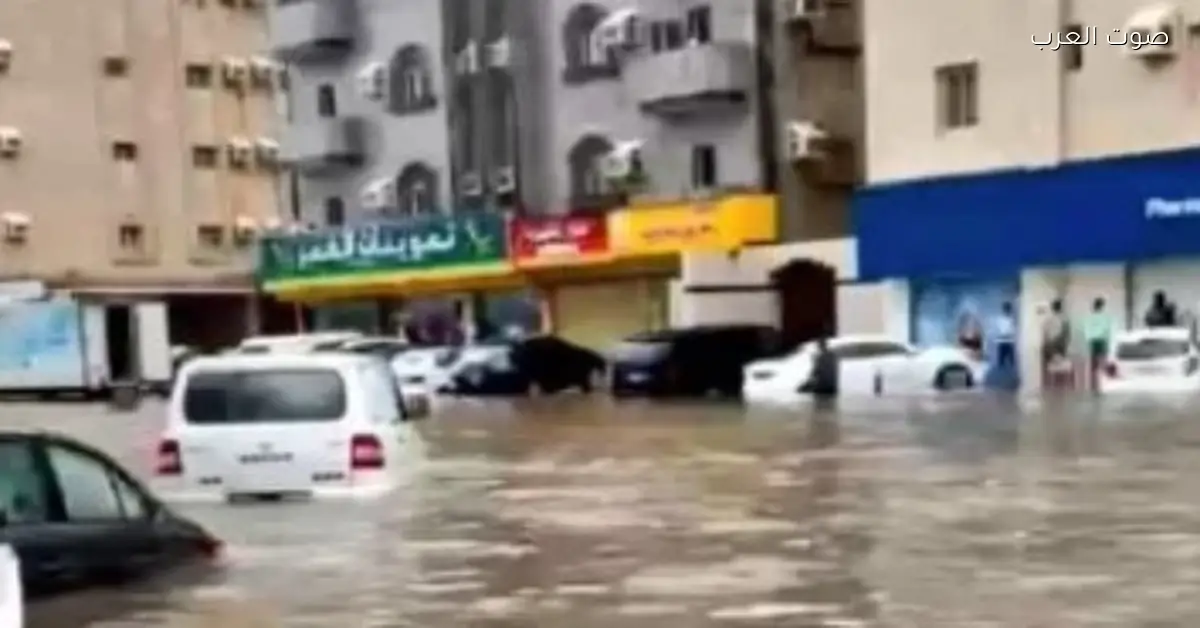 أمطار غزيرة تغمر شوارع جدة وتحبس السيارات وسط سيول خانقة