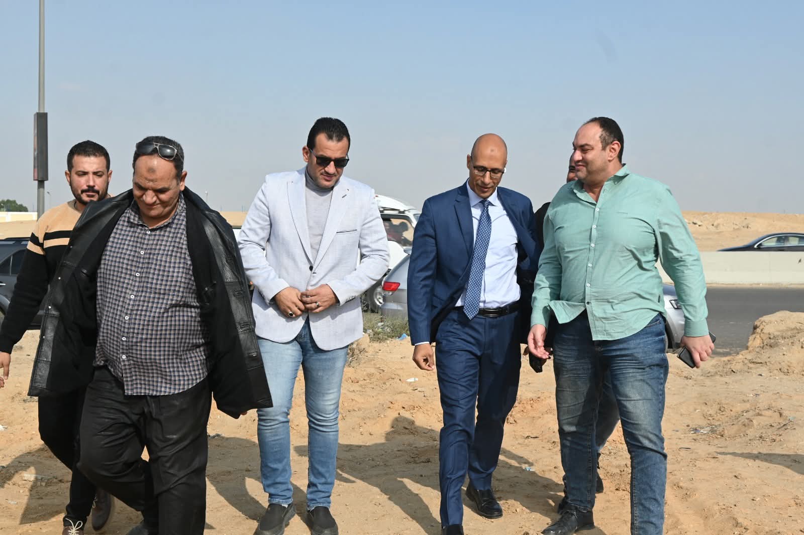 إصلاح كسر في خط المياه المغذي لمدينة الشروق 2 صورة لجولة ميدانية لمتابعة إصلاح كسر خط المياه