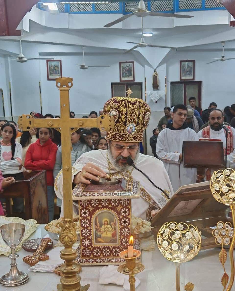 الأنبا توما يقيم قداس عيد الحبل بلا دنس في كنيسة