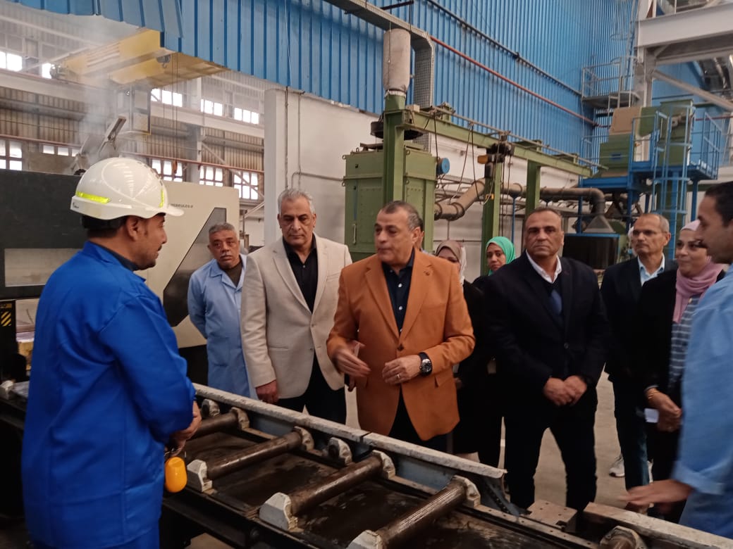 تفقد الوزير لخطوط الإنتاج