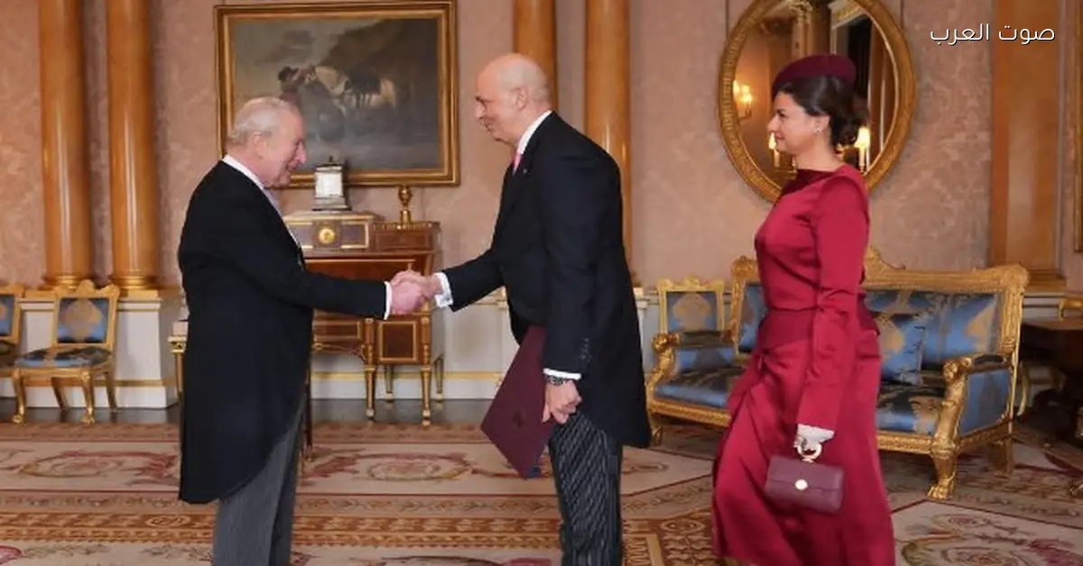 السفير المصري في لندن يسلم أوراق اعتماده للملك تشارلز الثالث ملك بريطانيا