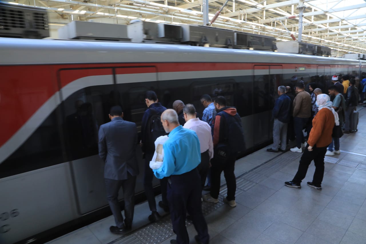المواطنين بيقصدوا محطات القطار الكهربائي الخفيف LRT بشكل أكبر النهارده | صور 2 محطة حاويات تحيا مصر 1 بميناء دمياط
