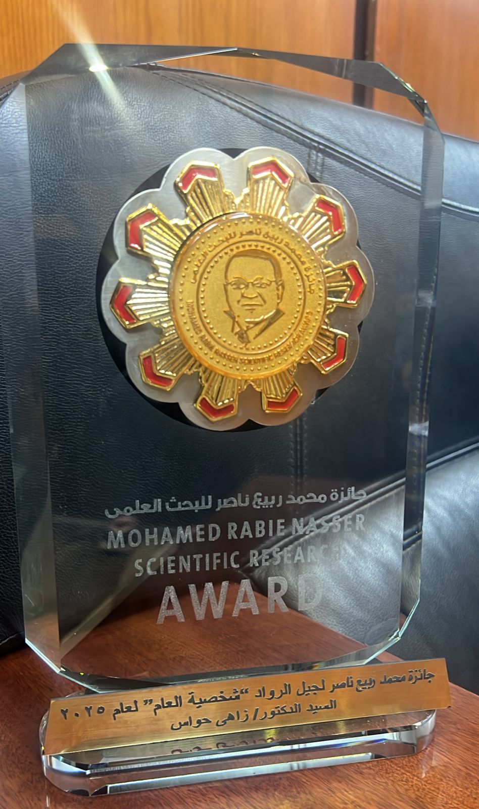 جامعة الدلتا تكرم زاهي حواس بجائزة شخصية السنة 2 احتفالية تكريم زاهي حواس