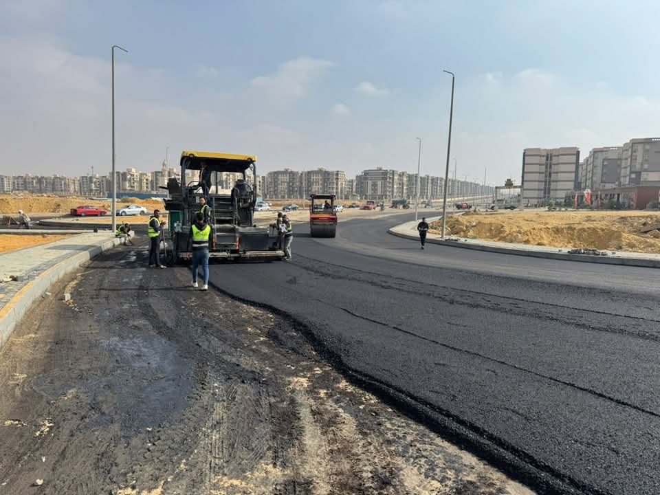 رئيس القاهرة الجديدة يتفقد أعمال تطوير مدخل مشروع سكن مصر في أرض المعارض 2 أعمال تطوير في مشروع سكن مصر