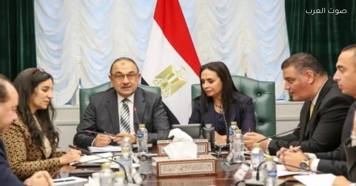 شراكة بين الحكومة والمجتمع لتشغيل مصنع غزل الفيوم وتوفير فرص عمل لـ 2000 سيدة