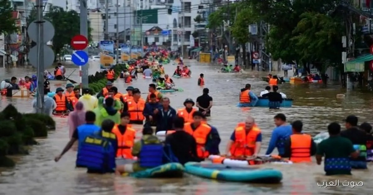 عدد الضحايا في الفيضانات والانهيارات الأرضية في إندونيسيا يوصل لـ 442 شخص