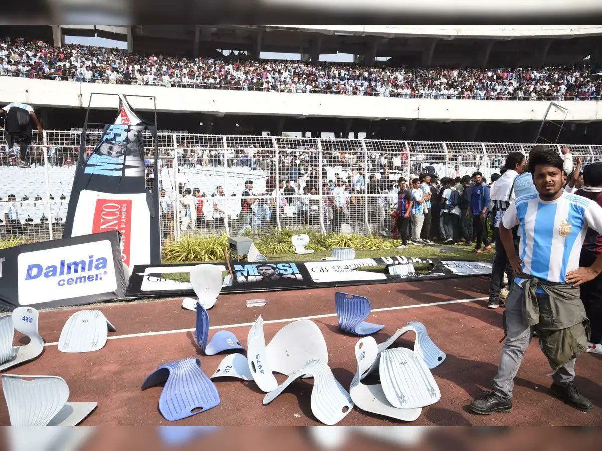 فوضى وخربشة في كولكتا خلال افتتاح تمثال ميسي 2 ميسي في كولكاتا