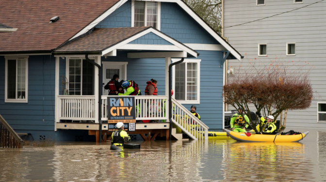 فيضانات واشنطن تبتلع مدينة كاملة وتخلي السكان عن بيوتهم بعد انهيار الجسور وتصدع السدود 2 فيضانات واشنطن تبتلع مدينة كاملة وتخلي السكان عن بيوتهم بعد