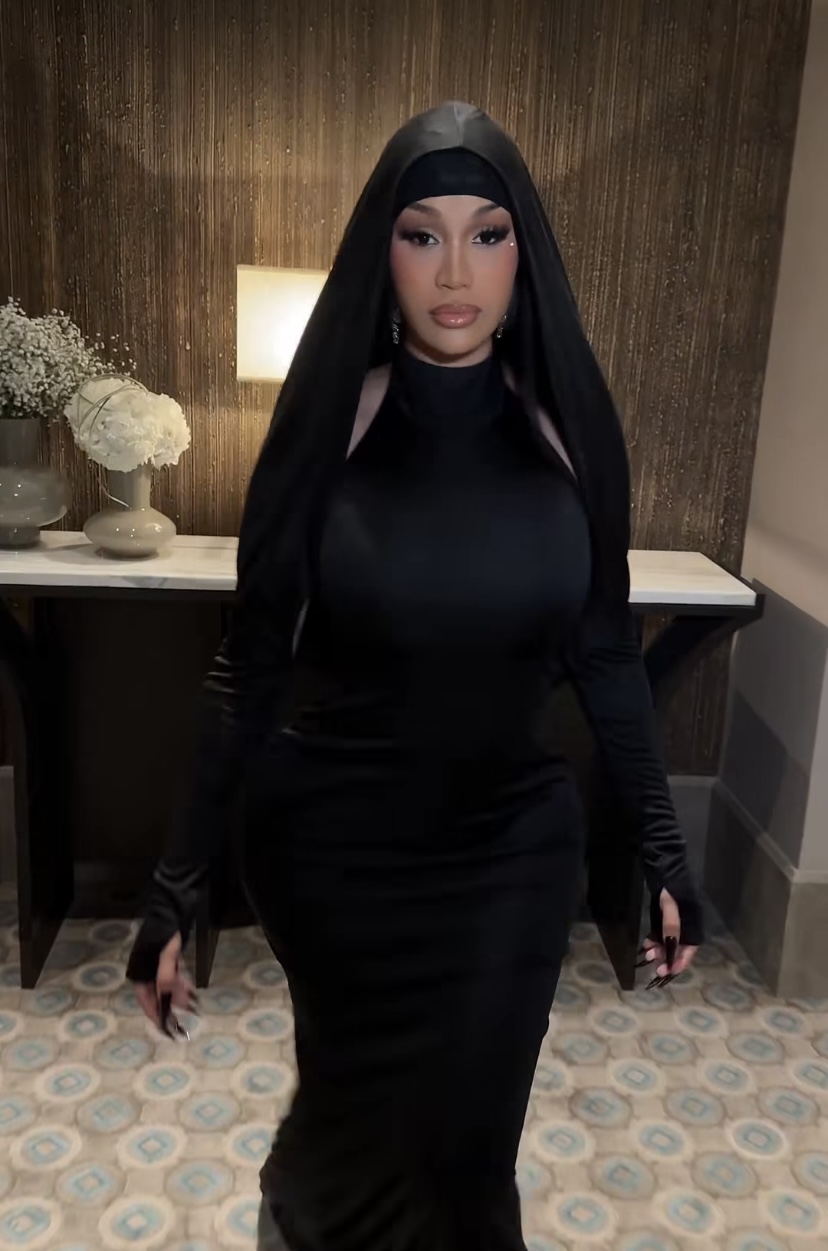 كاردي بي بالحجاب في السعودية وتشارك جمهورها تحضيرات حفل الرياض 2 كاردي بي بالحجاب في السعودية وتشارك جمهورها تحضيرات حفل الرياض