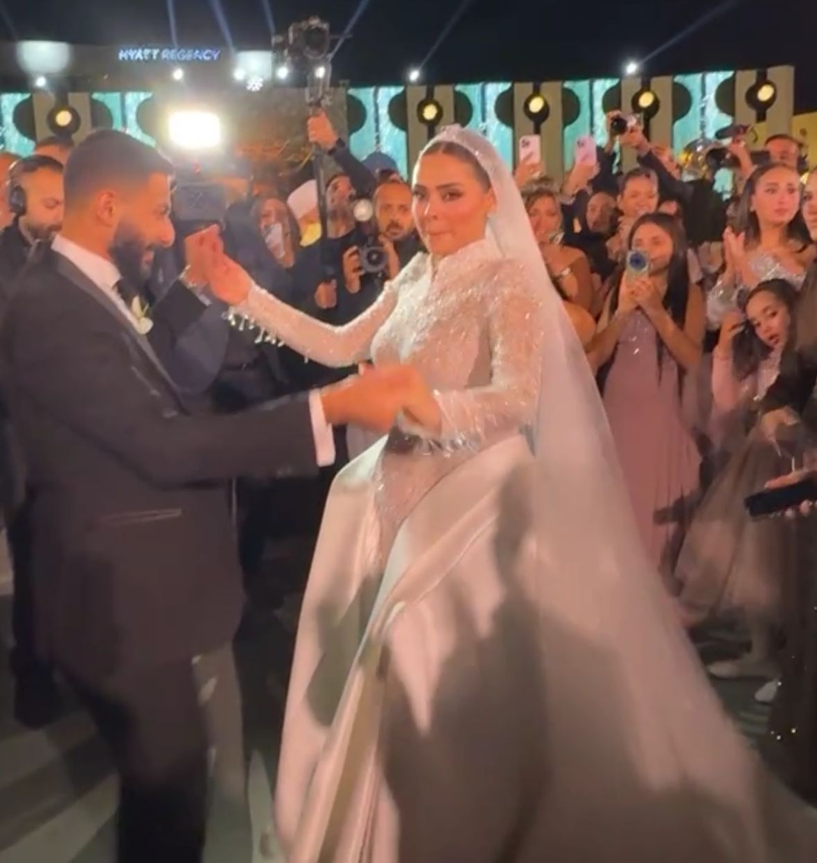 محمد هنيدي يحتفل بزفاف ابنته برقصات وأحضان مليانة حب 2 محمد هنيدي يحتفل بزفاف ابنته برقصات وأحضان مليانة حب