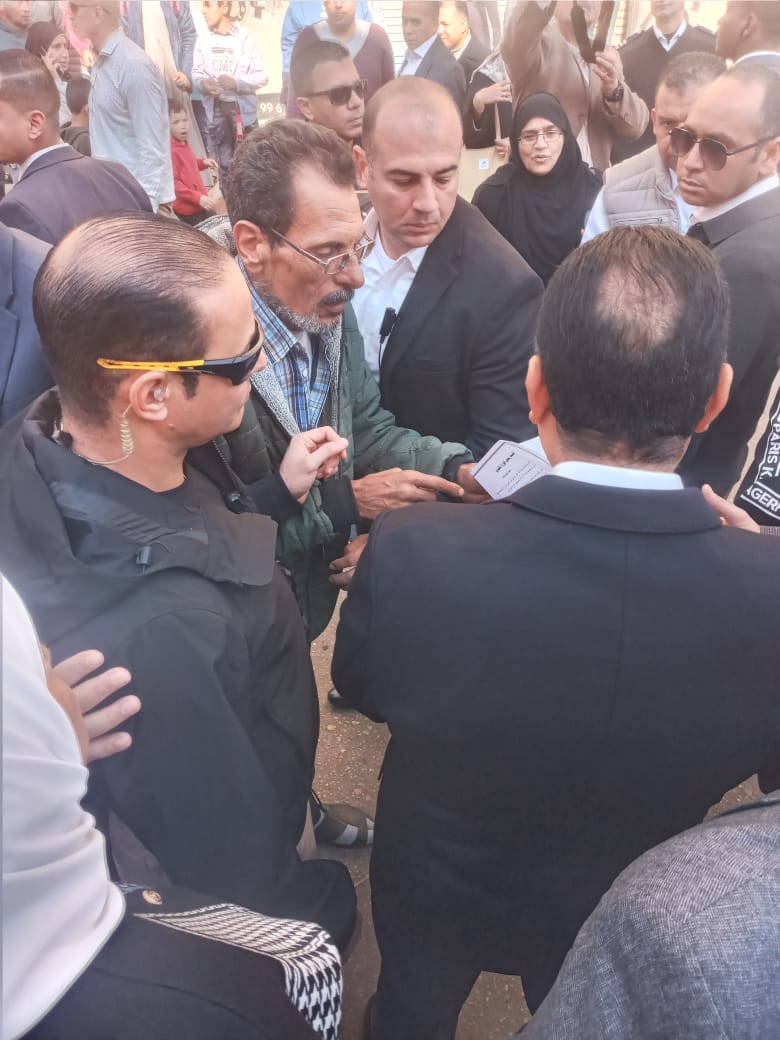 مدبولي يزور مكتبة مصر في شبين القناطر ويستجيب لمواطن 2 مدبولي في مكتبة مصر العامة