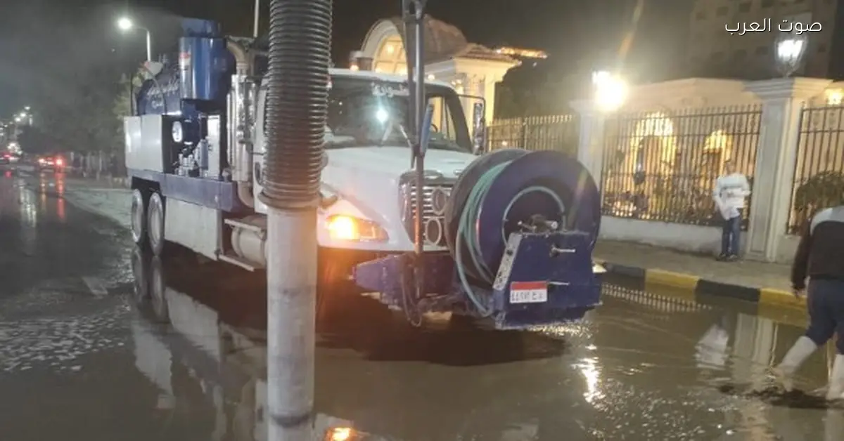 مياه الشرب والصرف الصحي في الجيزة شغالة على إزالة تجمعات مياه الأمطار