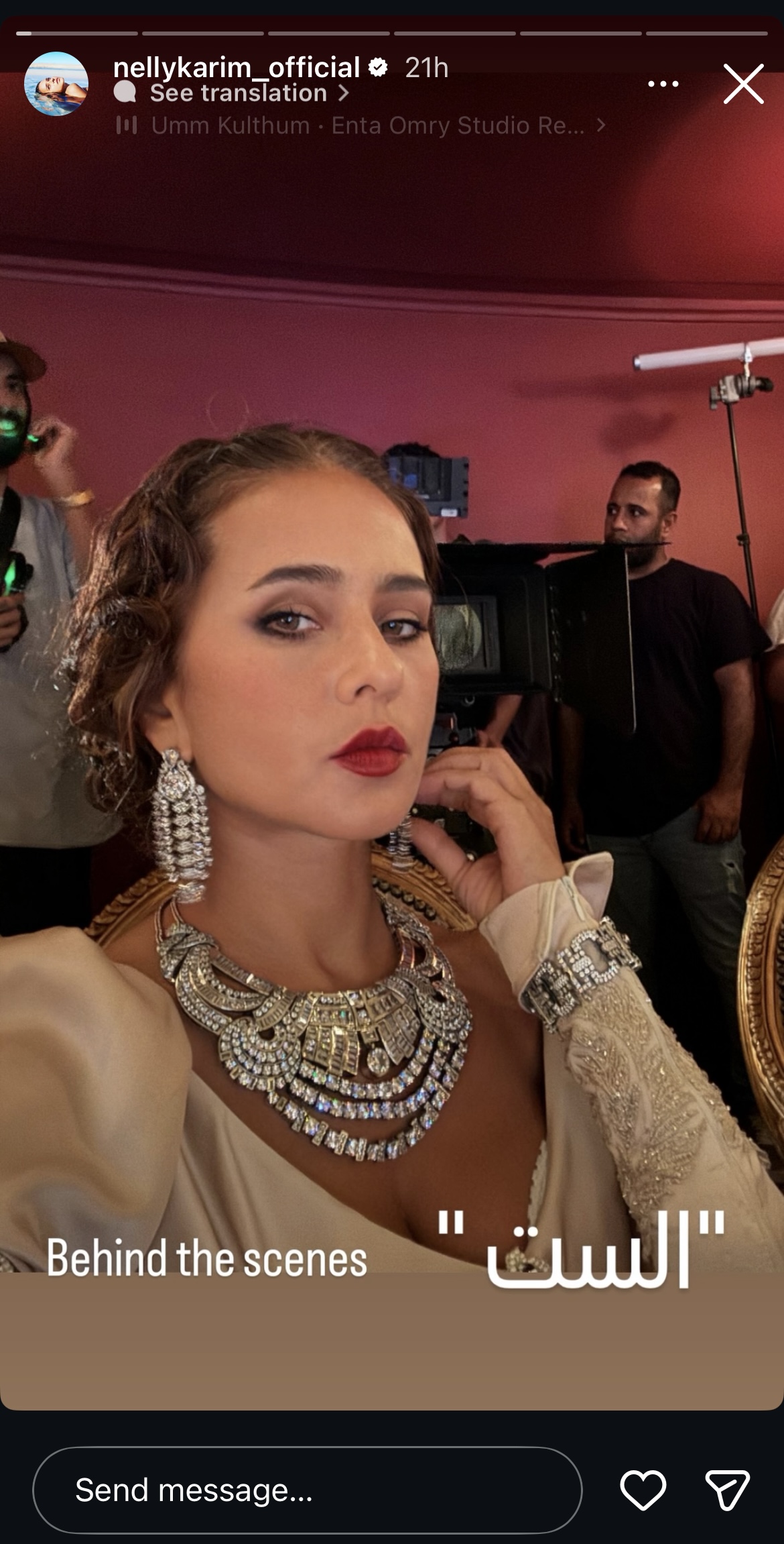 نيللي كريم متألقة بلوك كلاسيكي ومجوهرات فخمة في كواليس الست