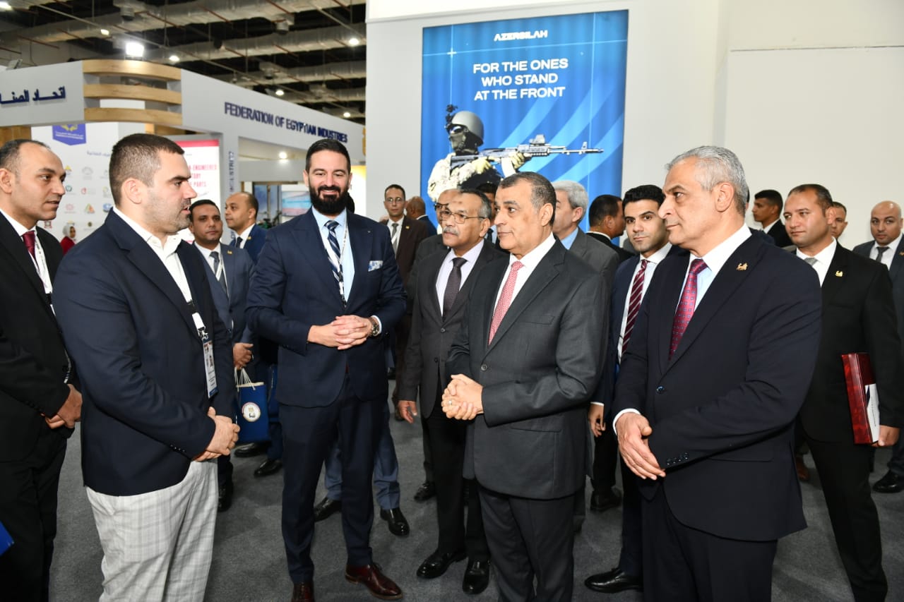وزير الإنتاج الحربي يتفقد أجنحة الشركات في معرض EDEX 2025 2 وزير الإنتاج الحربي يتفقد أجنحة الشركات في معرض EDEX 2025