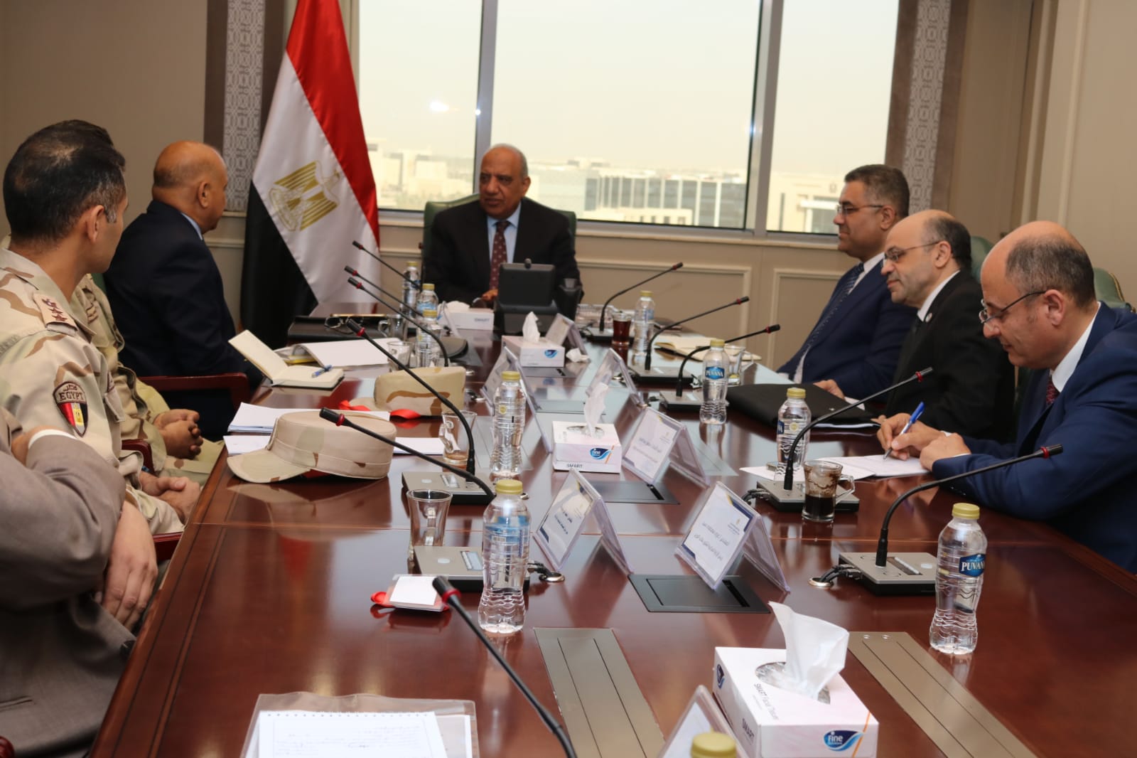 اجتماع وزير الكهرباء مع المسؤولين