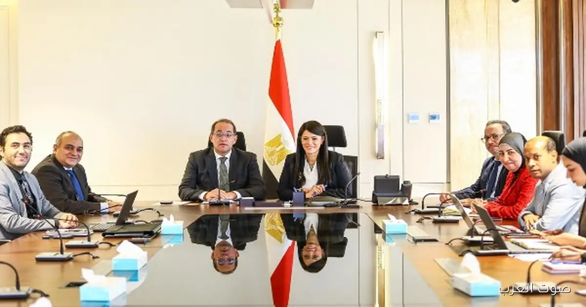 وزيرا التخطيط والمالية يناقشان سبل تعزيز استقرار الاقتصاد وتحديث الرؤية الوطنية للتنمية